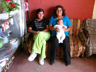 Eliah Pizarro Carbajal con bebe y con
                            su madre