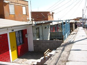 La casa con la tierra rosada