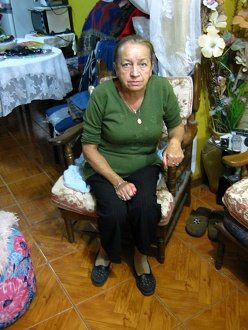 Mar�a Cristina sentada