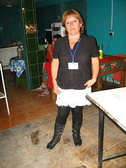 La encargada Patricia
                        Loayza Gonzales con tarjeta