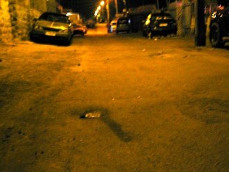 Hueco en la calle en el basural