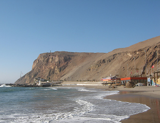 Laucho-Strand (playa Laucho),
Wellen am Strand mit Sicht auf den
Morro-Berg (cerro Morro) Laucho-Strand (playa Laucho),
Wellen am Strand mit Sicht auf den
Morro-Berg (cerro Morro)