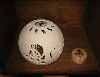 Die Wohnwand der Werkstatt
Nr. 6 (Keramikwerkstatt):
Kerzenlampe Die Wohnwand der Werkstatt Nr.
6 (Keramikwerkstatt): Kerzenlampe