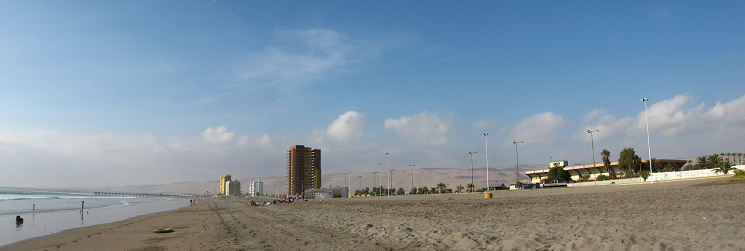 Der Chinchorrostrand
mit dem olympischen
Schwimmstadion, Panorama Der Chinchorrostrand
mit dem olympischen
Schwimmstadion, Panorama