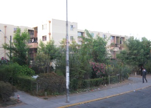Bloque de viviendas en un barrio lateral
