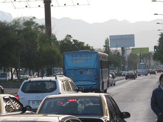 Avenida con panorama de montaas en
                          Santiago de Chile