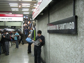Das Schild der U-Bahnstation
                        "Universidad de Santiago"