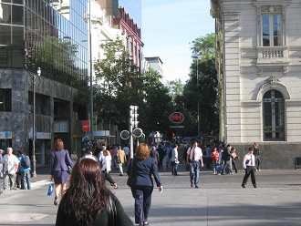Zentralplatz (Waffenplatz, plaza de Armas),
                        der U-Bahn-Eingang mit dem Logo mit den drei
                        Trapezen