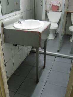Un lavamanos con columnas en el restaurante
                        de comida rpida