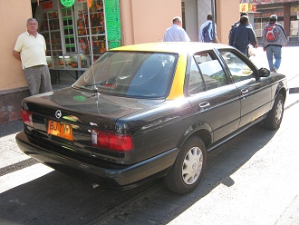 Schwarz-gelbes Taxi