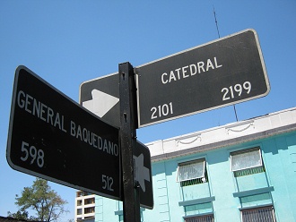 Rtulos de la avenida Catedral y de la
                        avenida Baquedano