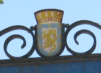 Brasilienplatz (plaza Brasil), das
                              Wappen von Santiago am Schild