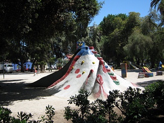 El parque infantil en la plaza
                                Brasil, un tobogn volcnico 01