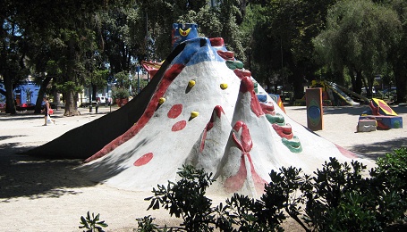 Parque infantil de la plaza Brasil,
                                tobogn volcnico 01, primer plano