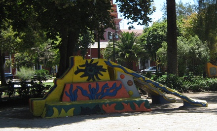 Plaza Brasil con el parque infantil y el
                        tobogn piramidal, primer plano