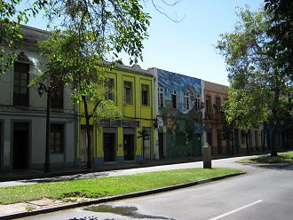 Avenida Cumming, una casa pintada con paisaje