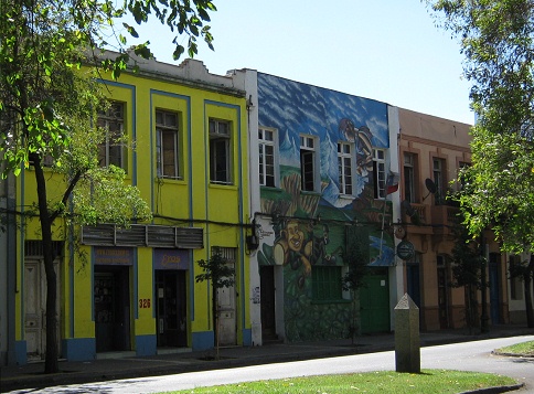 Avenida Cumming, la casa pintada con un
                          paisaje, primer plano