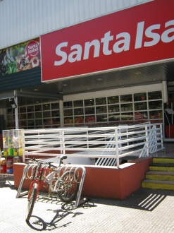 Avenida Cumming, centro comercial Santa
                          Isabel, aparcamiento para bicicletas