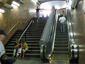 Estacin del metro de la plaza Central
                          (plaza de Armas), escalera mecnica