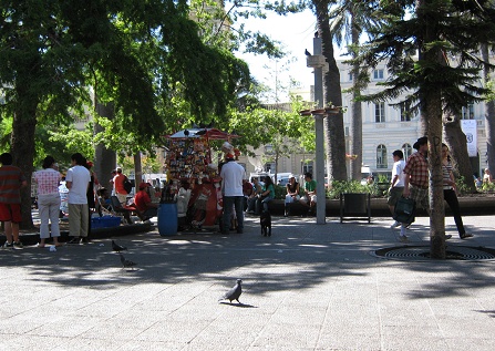 Plaza de Armas en Santiago de Chile,
                          puesto de venta