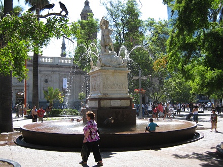 Plaza de Armas en Santiago de Chile,
                          fontana de Bolvar con nios jugando (02)