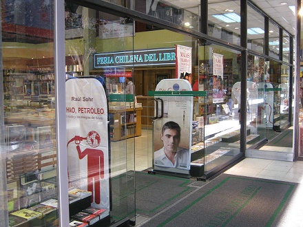 Calle Hurfanos, la librera
                                  "Feria Chilena del Libro",
                                  entrada