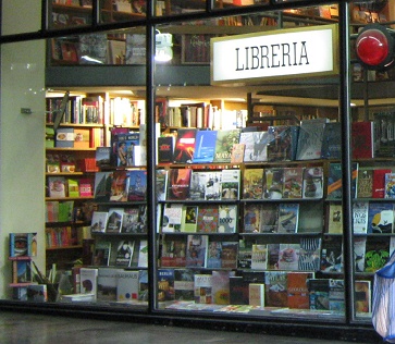 Calle Hurfanos, librera
                                  "Contrapunto", libros
                                  expuestos, primer plano