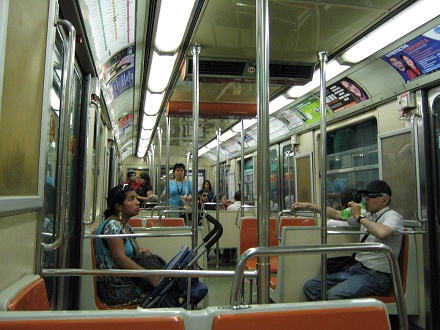 Metro subterrneo, vista interior sin
                          ninguna barra por arriba y sin agarradero