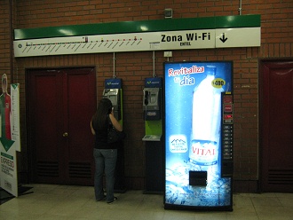 La estacin del metro
                          "Baquedano", mapa de la lnea y
                          telfonos pblicos