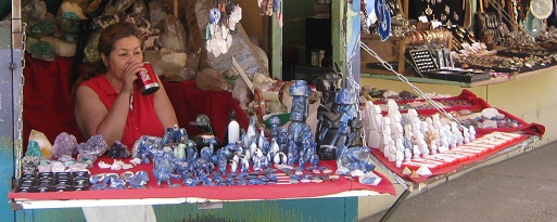 Calle Po Nono, puesto de artesana con
                figuritas en lapislzuli y combarbalita, primer plano
                03