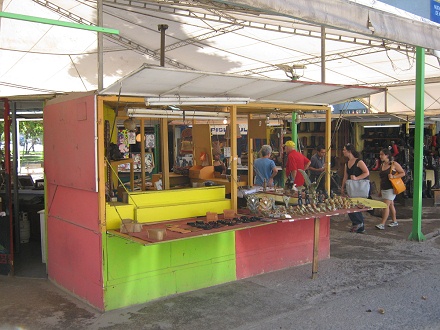 Calle Po Nono, puesto de mercado con
                          figuritas en nix y mrmol de nix