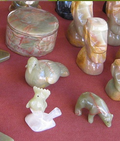 Schale und Tierfiguren aus Onixmarmor,
                          Nahaufnahme