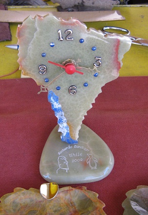 Reloj en forma de un mapa de
                          "Amrica" del Sur en mrbol de nix
                          y en lapislzuli
