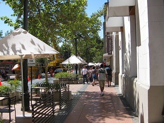 Calle Po Nono, caf con terraza y acera
                          de mayolica