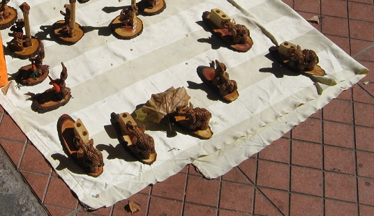 Calle Po Nono, figuritas en
                                  huesos de melocotn, primer plano 03