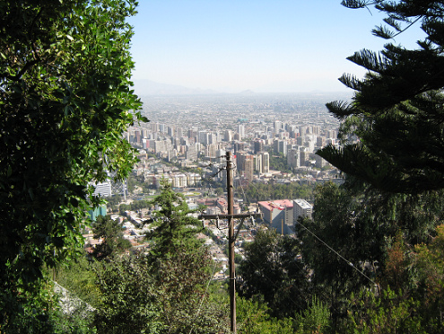 Aussicht auf das Zentrum von Santiago de Chile
                mit seinen vielen Hochhusern. mit Strommast im
                Vordergrund