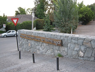 Grosses Schild "Parque Metropolitano
                          de Santiago" am Parkeingang