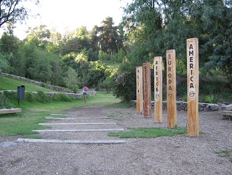 Der untere Eingang des Botanischen
                          Gartens Mapulemu mit den Säulen der fünf
                          Kontinente