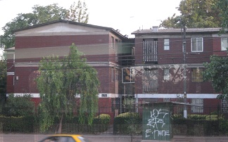 Barrio lateral, casas rojas