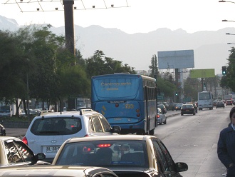 Avenida con panorama de monta�as en
                          Santiago de Chile