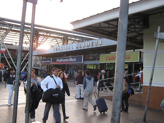La fachada del terminal de buses
                        "Alameda" cerca de la estaci�n del
                        metro subterr�neo "Universidad de
                        Santiago"
