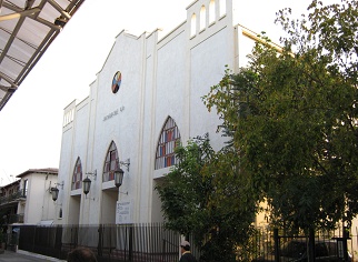 Una iglesia cerca del terminal
                        "Alameda"
