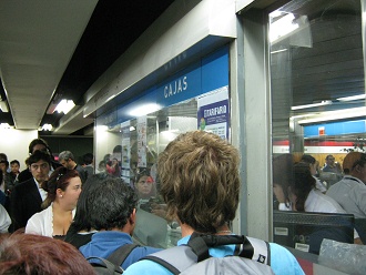 Estaci�n del metro subterr�neo
                        "Universidad de Santiago", la cola de
                        espera con la casita de billetes