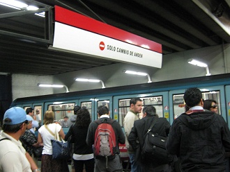 El and�n del metro subterr�neo con un tren
                        con color azul claro