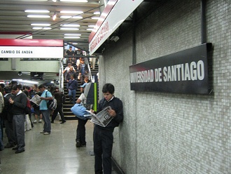 La placa de la estaci�n del metro
                        subterr�neo "Universidad de Santiago"