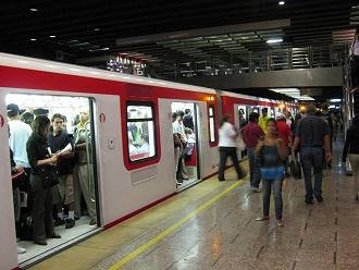 La estaci�n del metro subterr�neo "La
                Moneda" con un tren en rojo y blanco