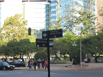 R�tulo de avenida Cochrane con avenida
                        Higgins