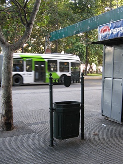 Cubo de basura hist�rico, al fondo un bus
                        urbano de Santiago con el dise�o nuevo t�pico en
                        blanco con una banda inclinada en verde