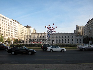 El l�gotipo de la celebraci�n de 200 a�os
                        de Chile en la avenida Higgins