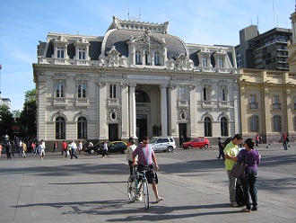 Plaza central (plaza de Armas) de Santiago,
                        central del correo